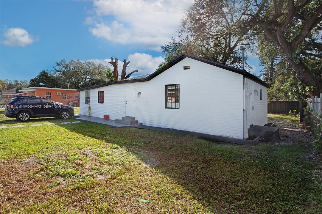 Active With Contract: $2,200 (2 beds, 1 baths, 1128 Square Feet)