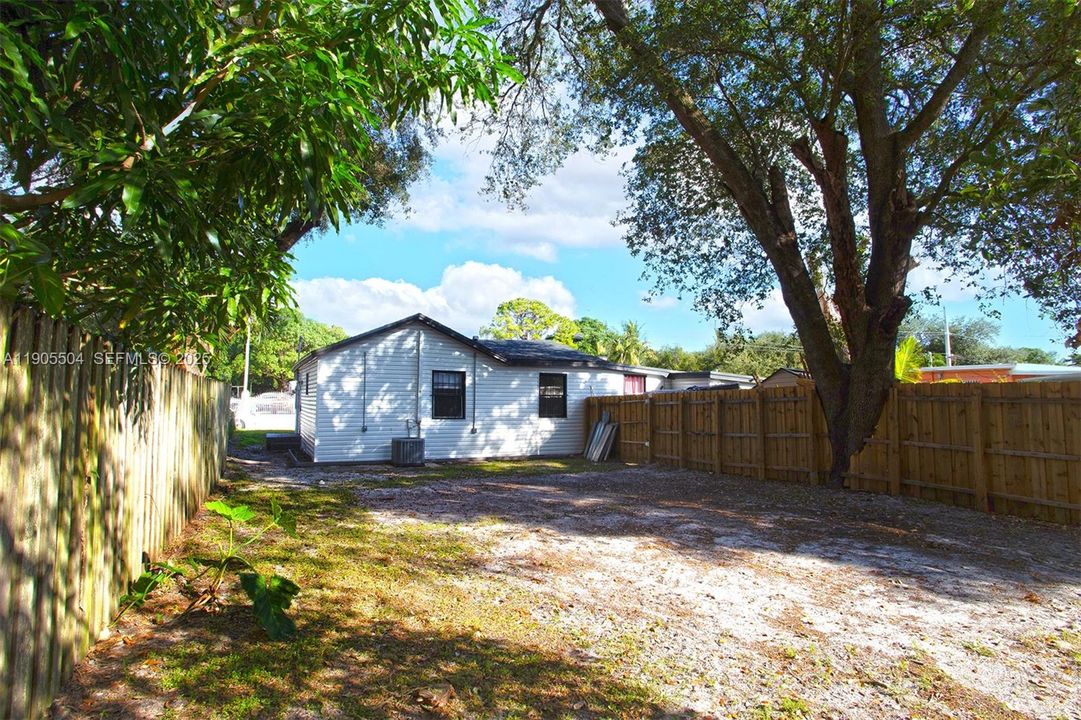 Active With Contract: $2,200 (2 beds, 1 baths, 1128 Square Feet)