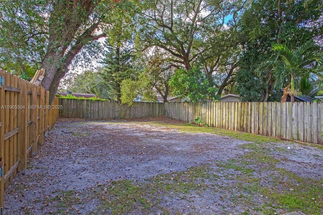 Active With Contract: $2,200 (2 beds, 1 baths, 1128 Square Feet)