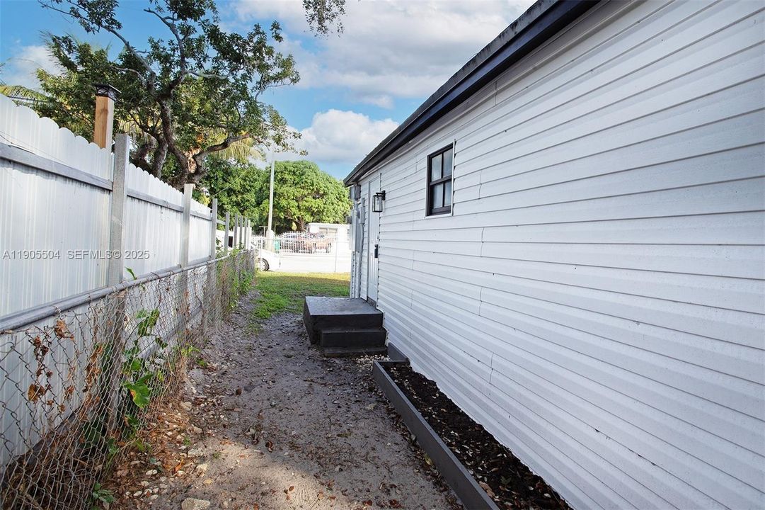 Active With Contract: $2,200 (2 beds, 1 baths, 1128 Square Feet)