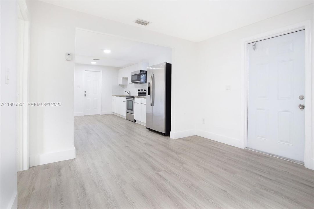 Active With Contract: $2,200 (2 beds, 1 baths, 1128 Square Feet)