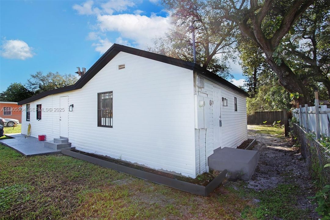 Active With Contract: $2,200 (2 beds, 1 baths, 1128 Square Feet)