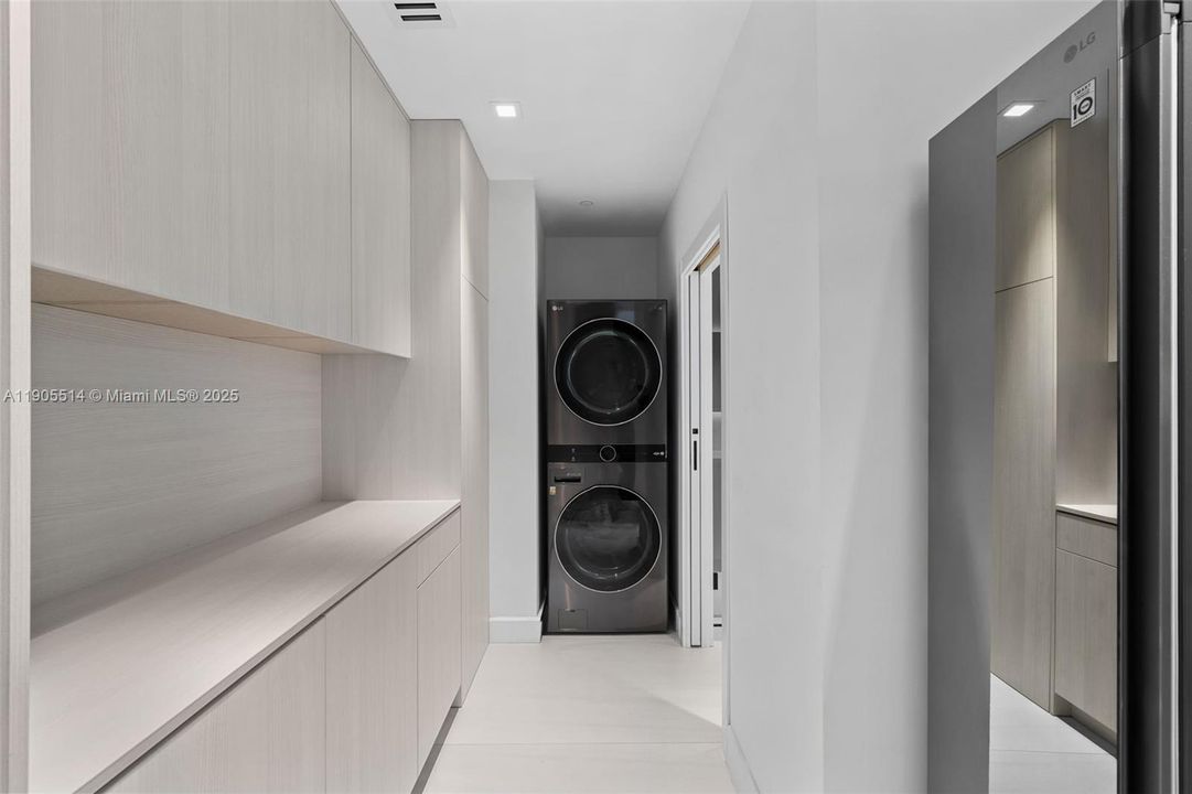 For Sale: $2,499,999 (3 beds, 4 baths, 3206 Square Feet)