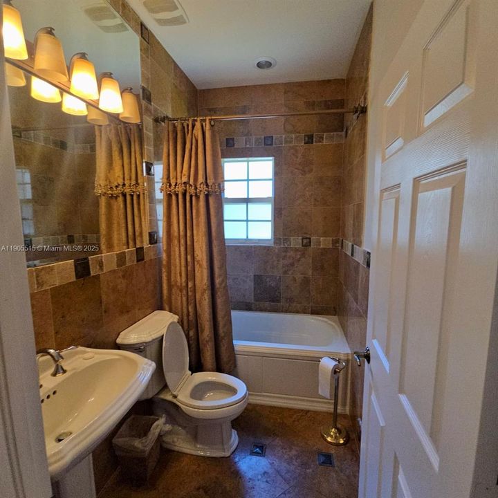 出租: $4,500 (4 贝兹, 3 浴室, 3130 平方英尺)