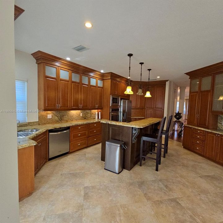 出租: $4,500 (4 贝兹, 3 浴室, 3130 平方英尺)