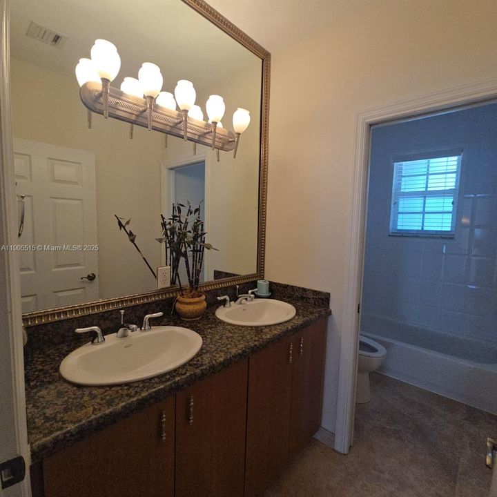 出租: $4,500 (4 贝兹, 3 浴室, 3130 平方英尺)