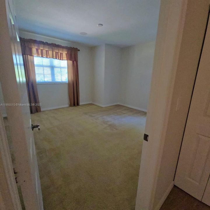 出租: $4,500 (4 贝兹, 3 浴室, 3130 平方英尺)