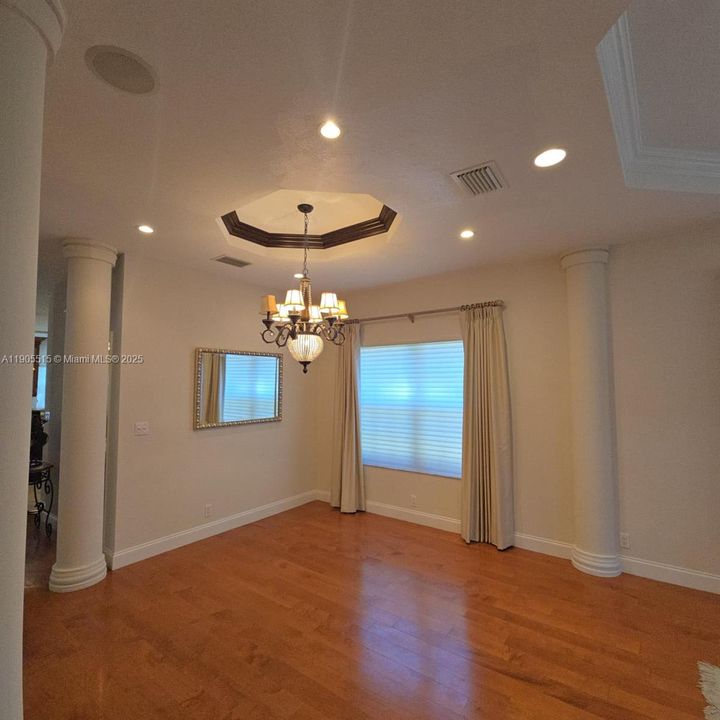 出租: $4,500 (4 贝兹, 3 浴室, 3130 平方英尺)