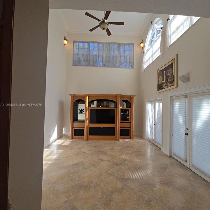 出租: $4,500 (4 贝兹, 3 浴室, 3130 平方英尺)