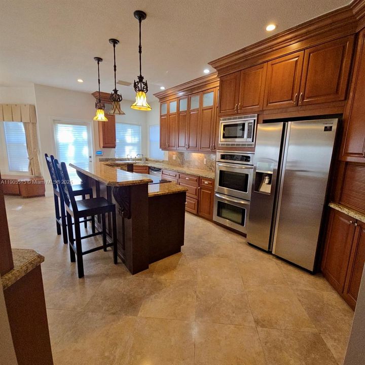 出租: $4,500 (4 贝兹, 3 浴室, 3130 平方英尺)