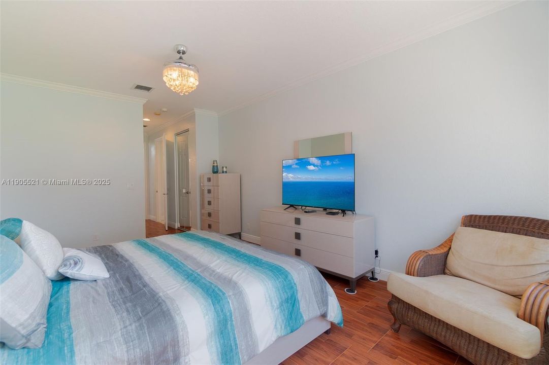 For Sale: $599,400 (3 beds, 2 baths, 1984 Square Feet)