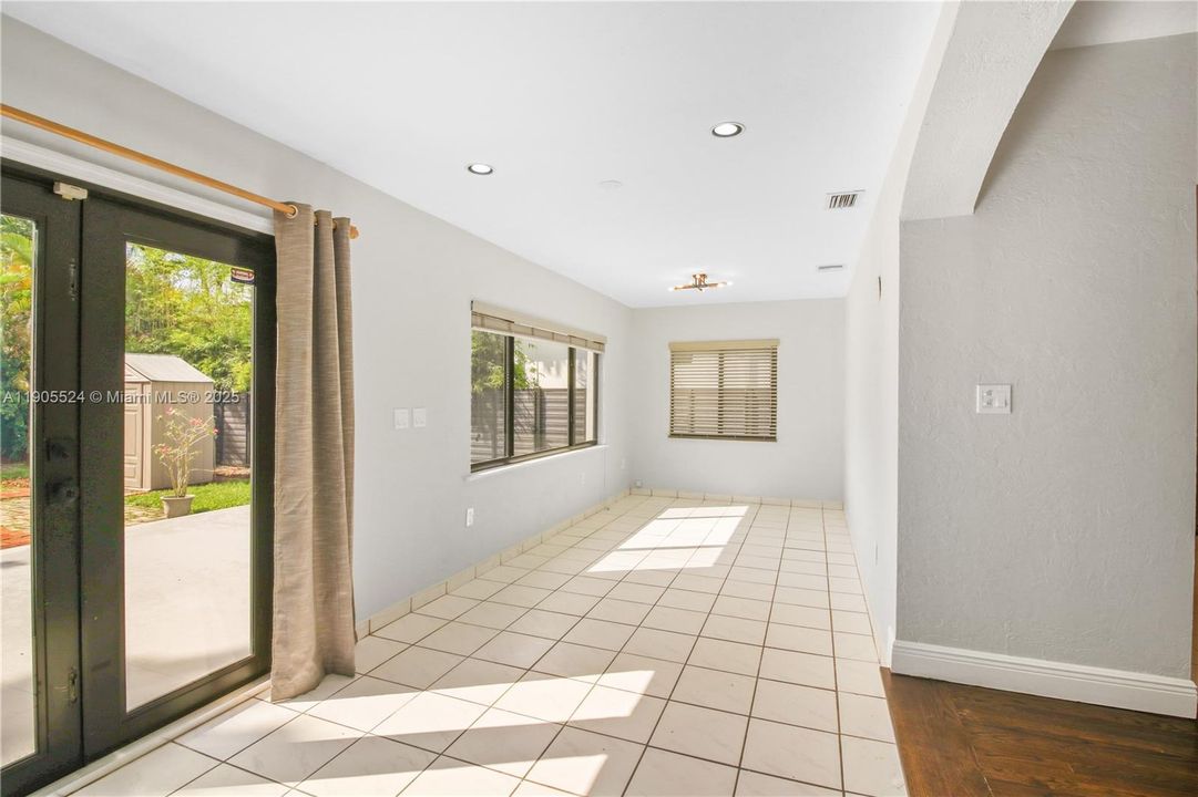 Active With Contract: $4,200 (3 beds, 2 baths, 1384 Square Feet)