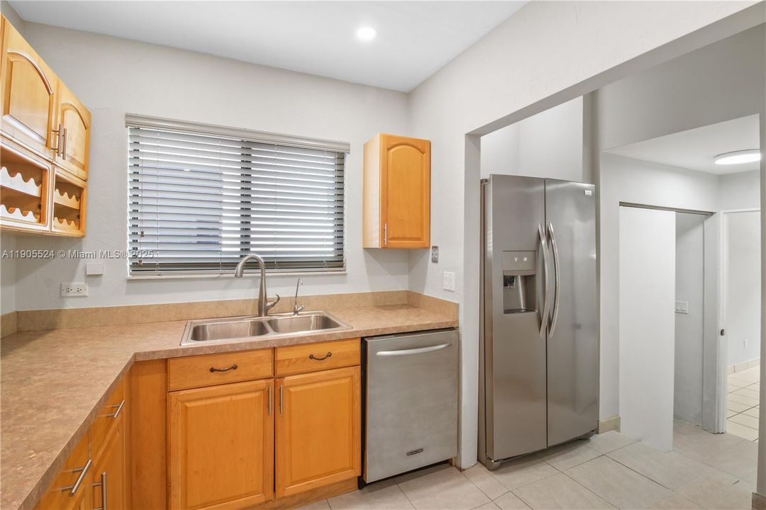 Active With Contract: $4,200 (3 beds, 2 baths, 1384 Square Feet)