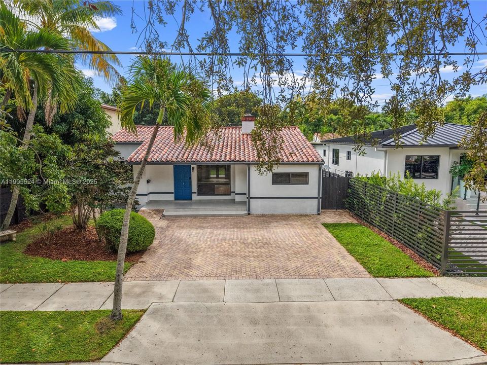 Active With Contract: $4,200 (3 beds, 2 baths, 1384 Square Feet)