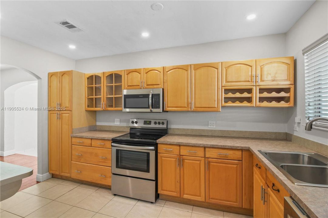 Active With Contract: $4,200 (3 beds, 2 baths, 1384 Square Feet)
