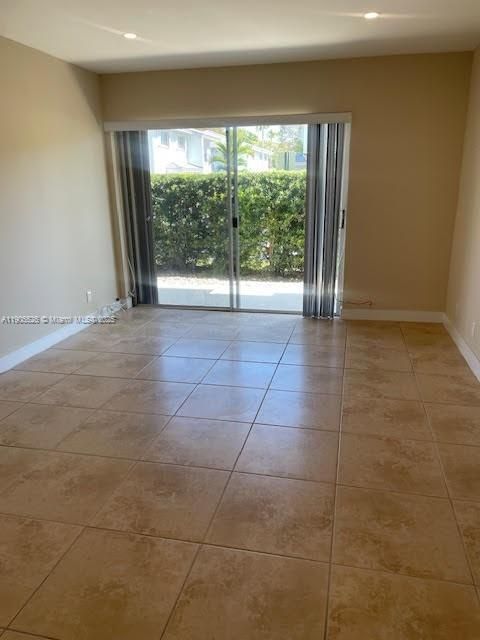 合同活跃: $1,900 (1 贝兹, 1 浴室, 710 平方英尺)