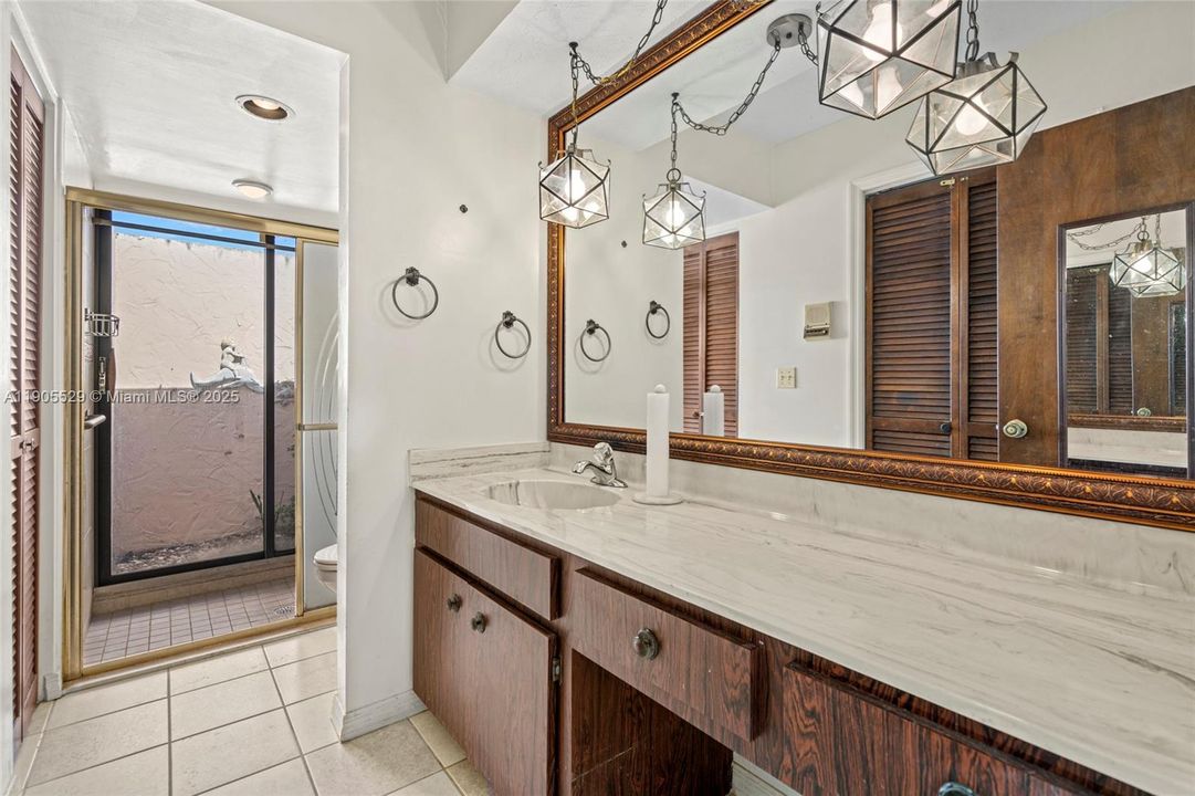 Activo con contrato: $320,000 (3 camas, 2 baños, 1596 Pies cuadrados)