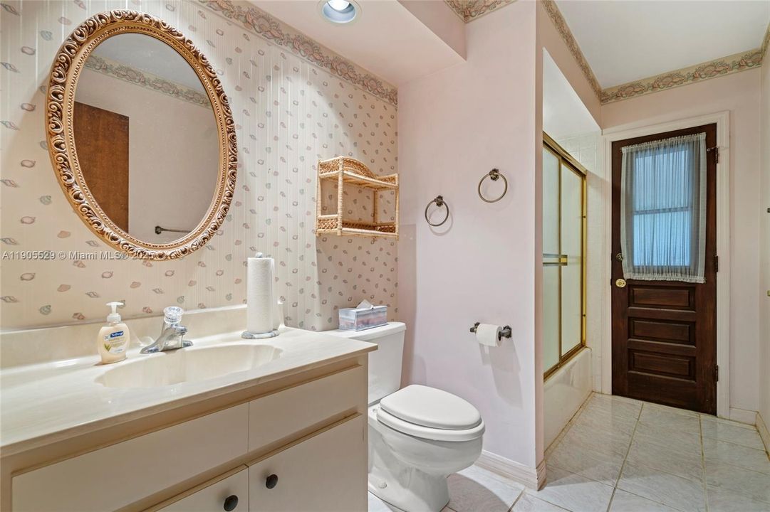 Activo con contrato: $320,000 (3 camas, 2 baños, 1596 Pies cuadrados)