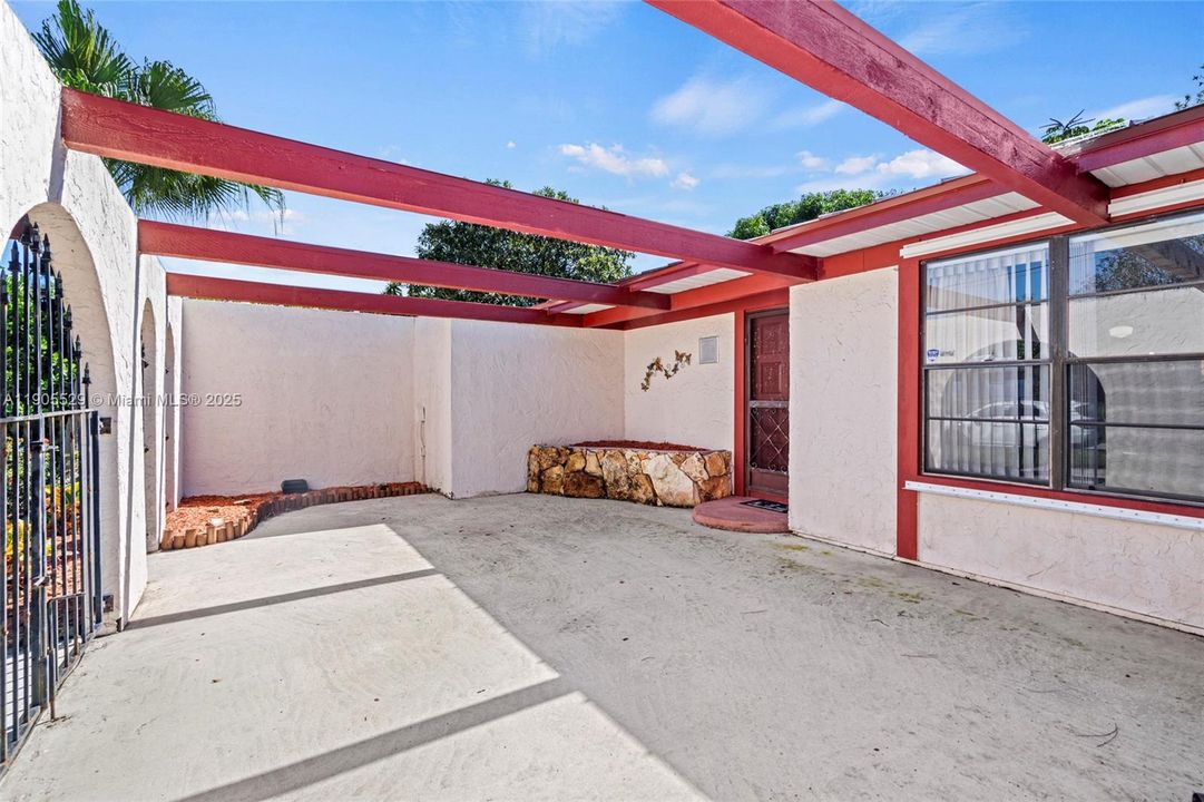 Activo con contrato: $320,000 (3 camas, 2 baños, 1596 Pies cuadrados)