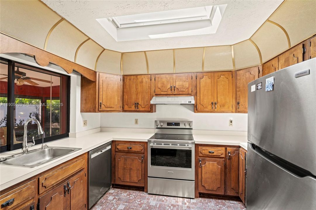 Activo con contrato: $320,000 (3 camas, 2 baños, 1596 Pies cuadrados)