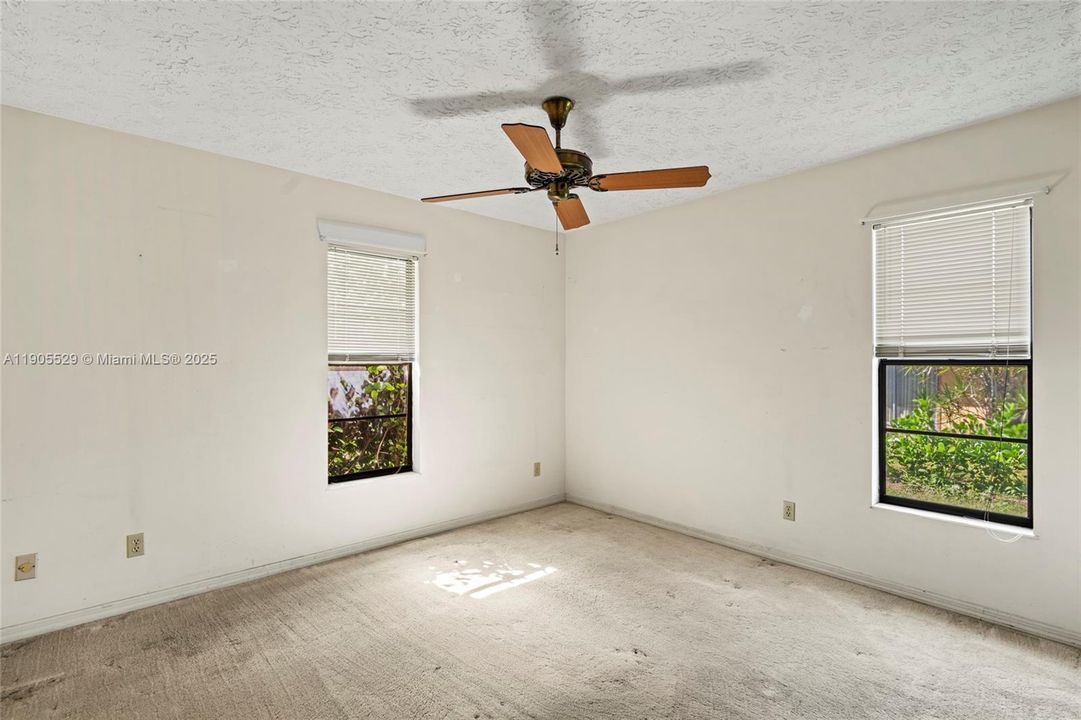 Activo con contrato: $320,000 (3 camas, 2 baños, 1596 Pies cuadrados)