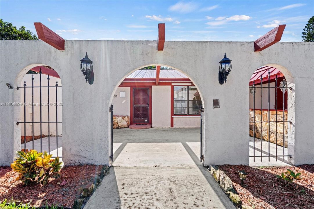 Activo con contrato: $320,000 (3 camas, 2 baños, 1596 Pies cuadrados)