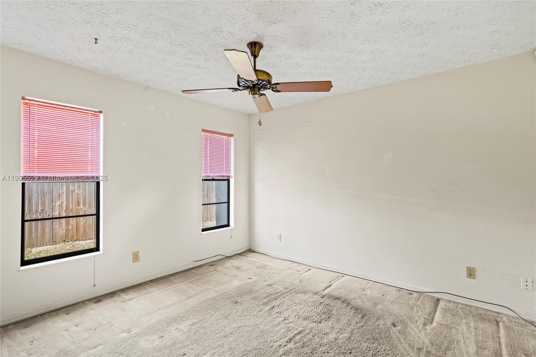 Activo con contrato: $320,000 (3 camas, 2 baños, 1596 Pies cuadrados)