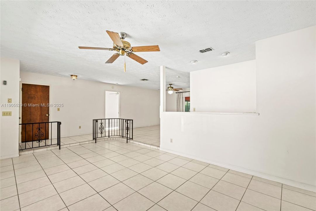 Activo con contrato: $320,000 (3 camas, 2 baños, 1596 Pies cuadrados)