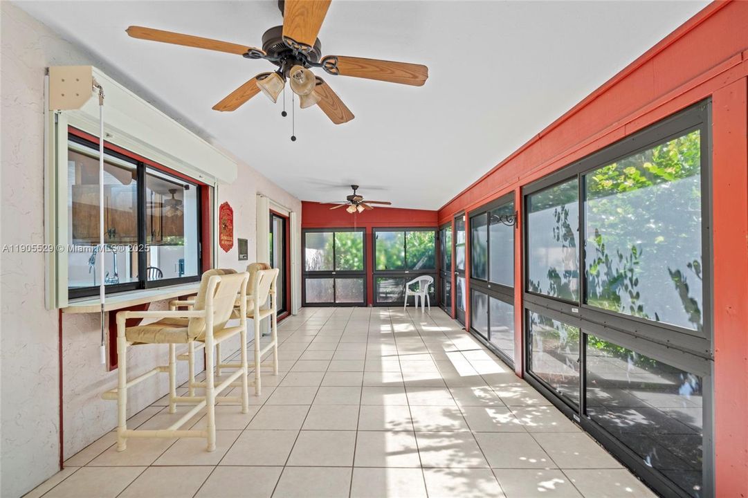 Activo con contrato: $320,000 (3 camas, 2 baños, 1596 Pies cuadrados)