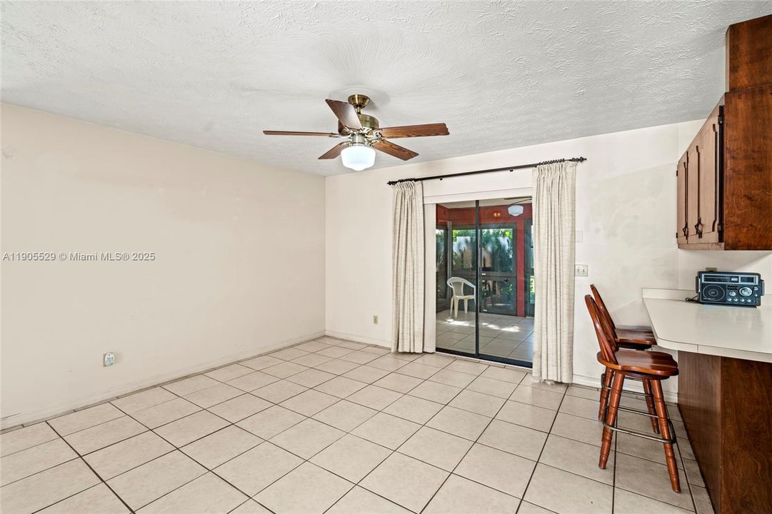 Activo con contrato: $320,000 (3 camas, 2 baños, 1596 Pies cuadrados)