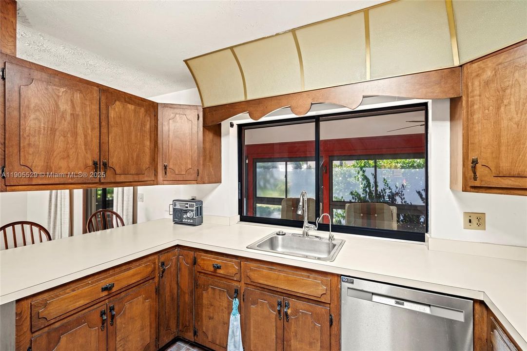 Activo con contrato: $320,000 (3 camas, 2 baños, 1596 Pies cuadrados)