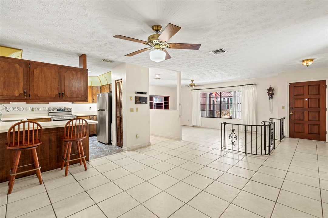 Activo con contrato: $320,000 (3 camas, 2 baños, 1596 Pies cuadrados)