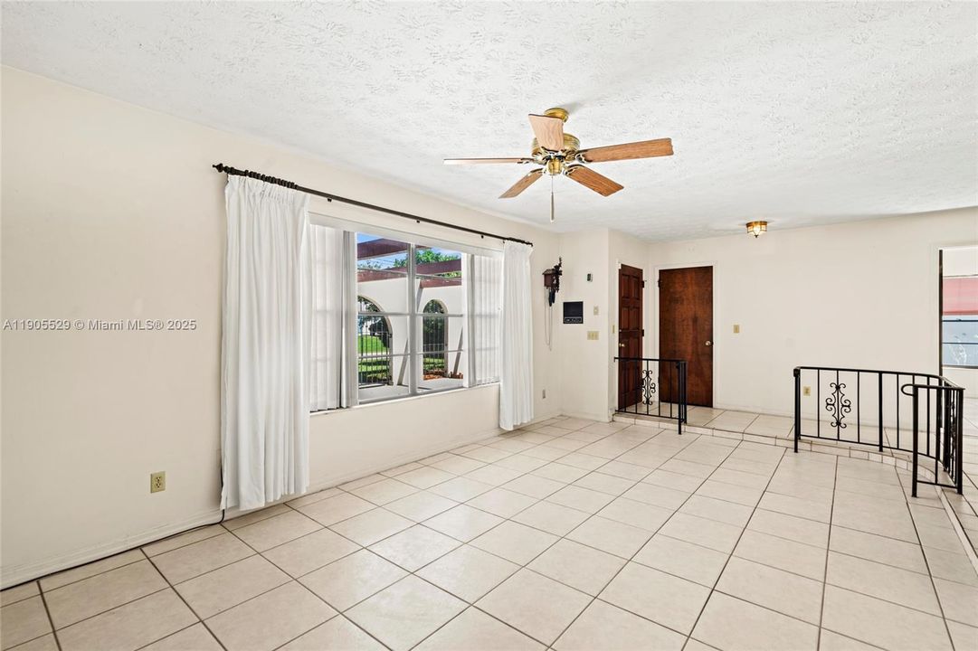 Activo con contrato: $320,000 (3 camas, 2 baños, 1596 Pies cuadrados)