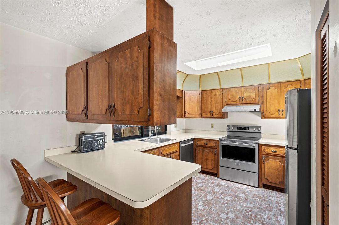 Activo con contrato: $320,000 (3 camas, 2 baños, 1596 Pies cuadrados)