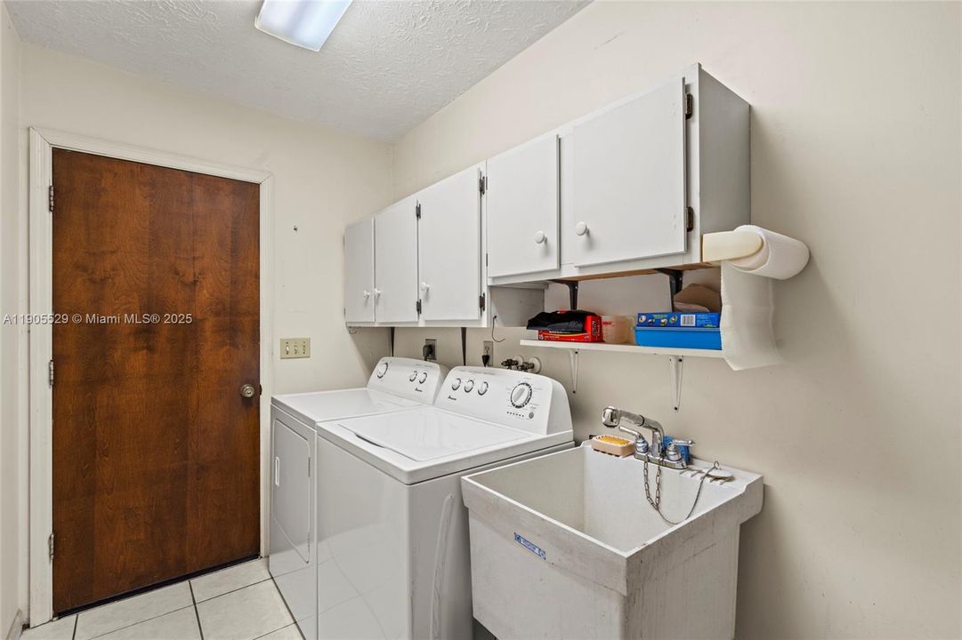 Activo con contrato: $320,000 (3 camas, 2 baños, 1596 Pies cuadrados)