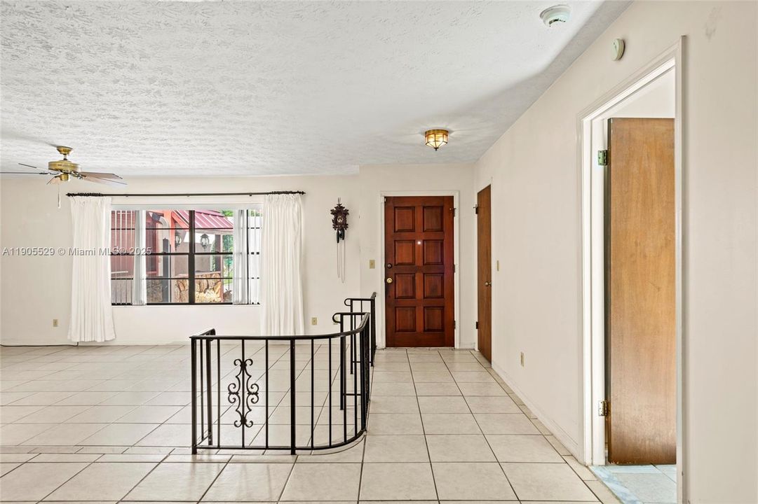 Activo con contrato: $320,000 (3 camas, 2 baños, 1596 Pies cuadrados)