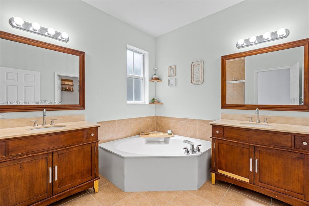 待售: $670,000 (3 贝兹, 3 浴室, 2008 平方英尺)