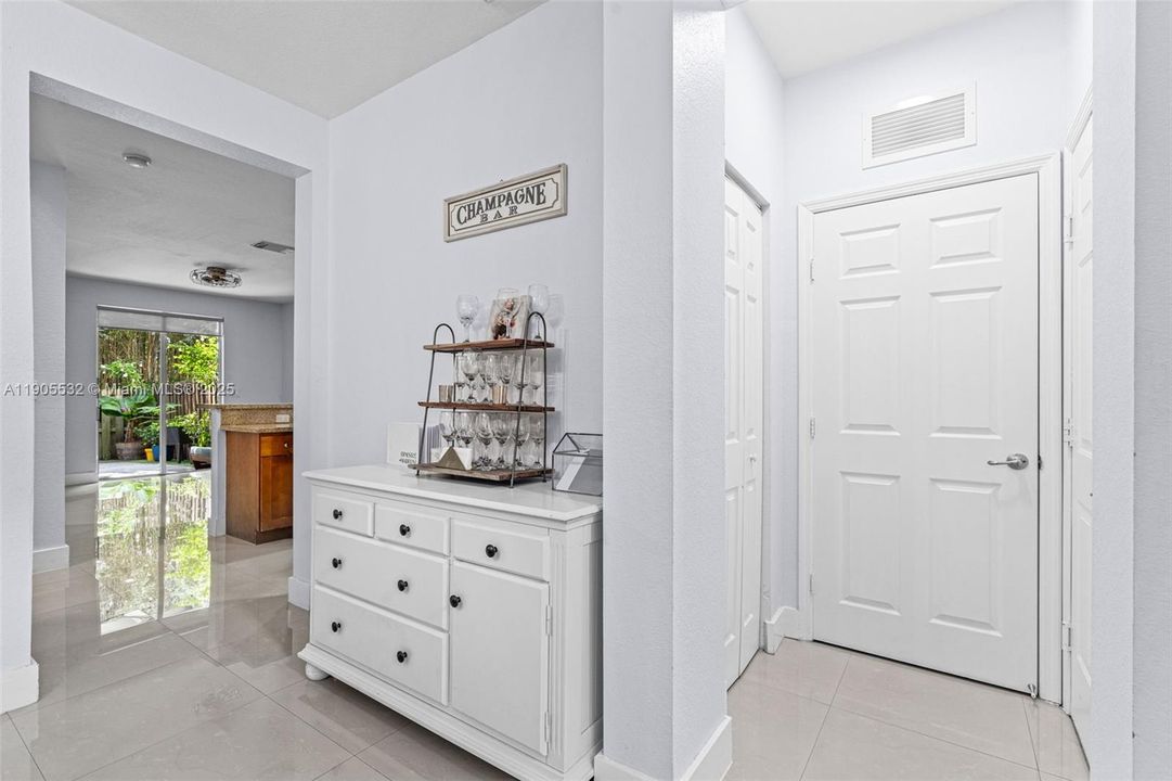 待售: $670,000 (3 贝兹, 3 浴室, 2008 平方英尺)