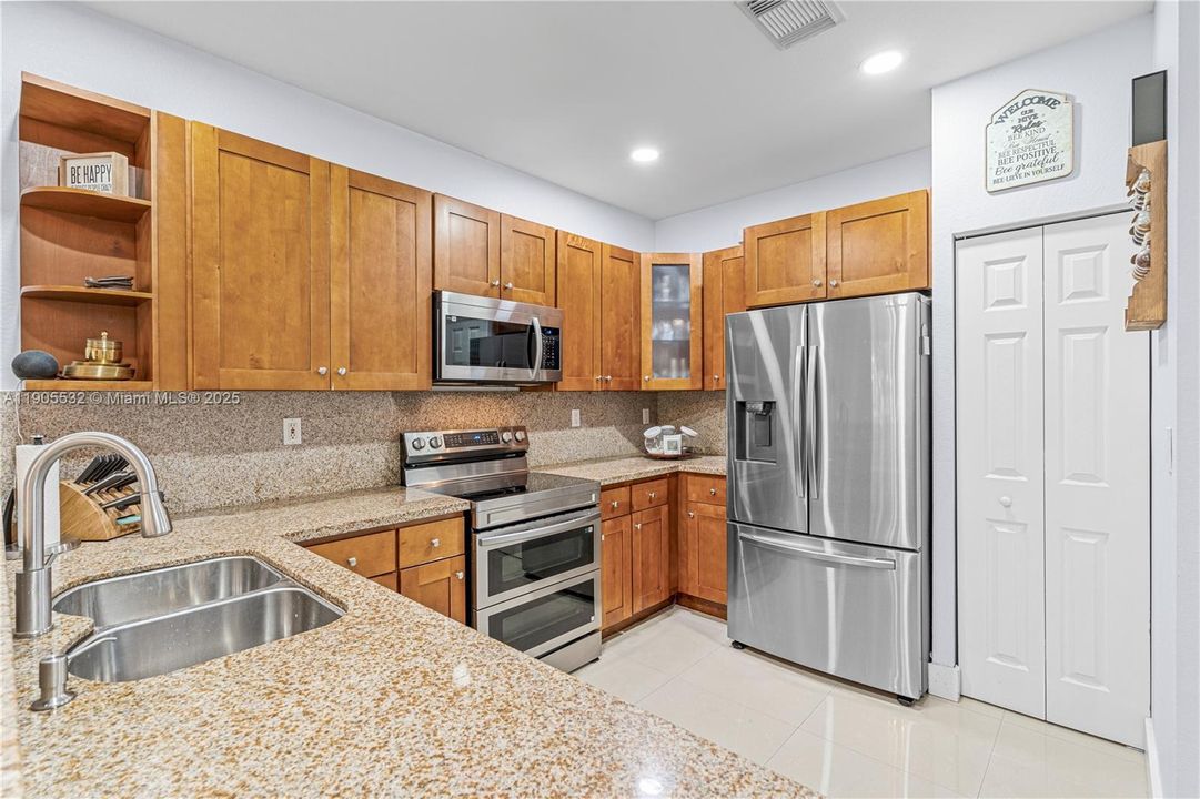 待售: $670,000 (3 贝兹, 3 浴室, 2008 平方英尺)