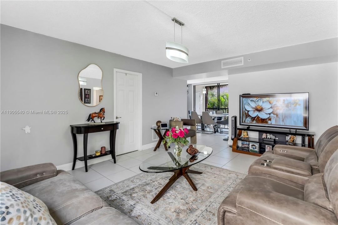 合同活跃: $280,000 (3 贝兹, 2 浴室, 1040 平方英尺)