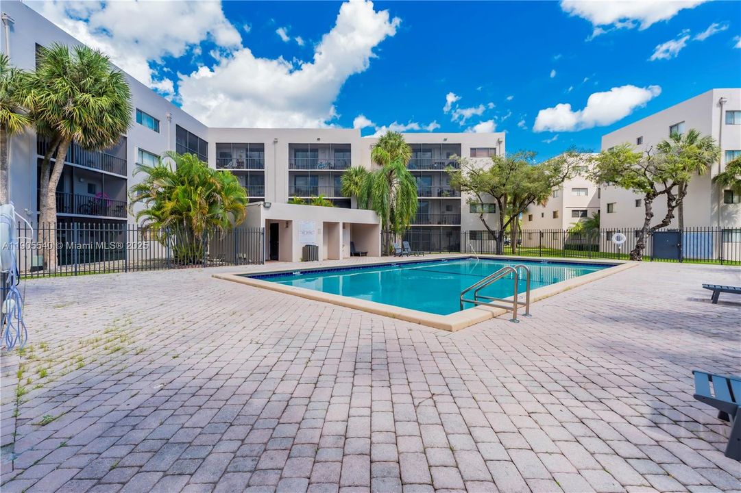 合同活跃: $280,000 (3 贝兹, 2 浴室, 1040 平方英尺)