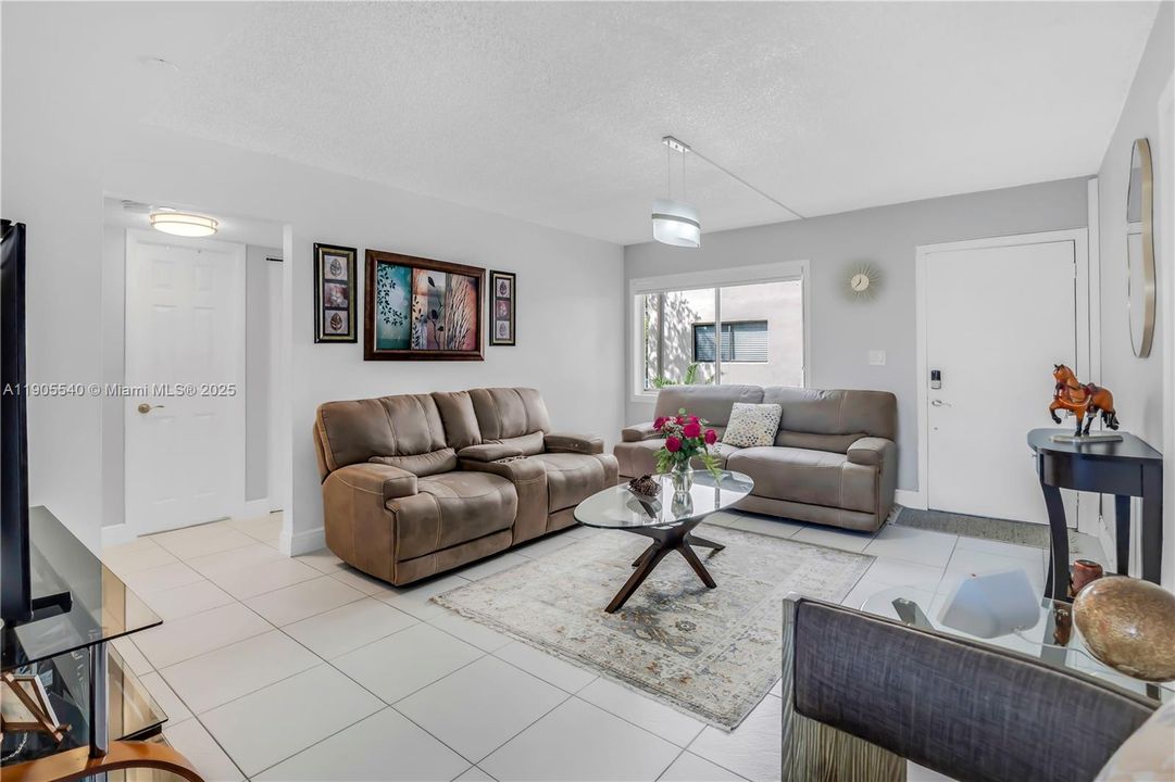 合同活跃: $280,000 (3 贝兹, 2 浴室, 1040 平方英尺)