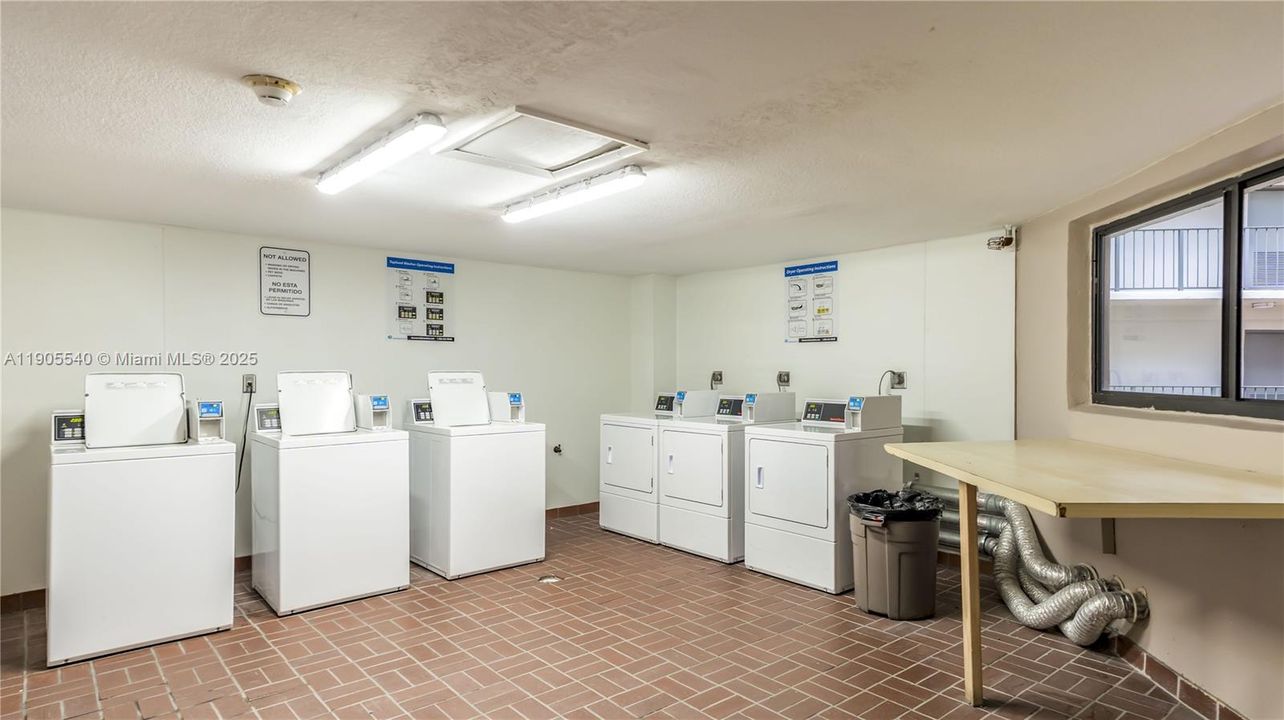 合同活跃: $280,000 (3 贝兹, 2 浴室, 1040 平方英尺)