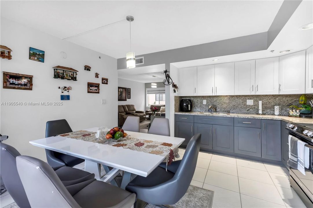 合同活跃: $280,000 (3 贝兹, 2 浴室, 1040 平方英尺)