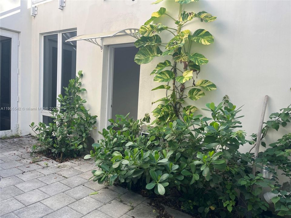 Recently Rented: $1,550 (0 beds, 1 baths, 450 Square Feet)