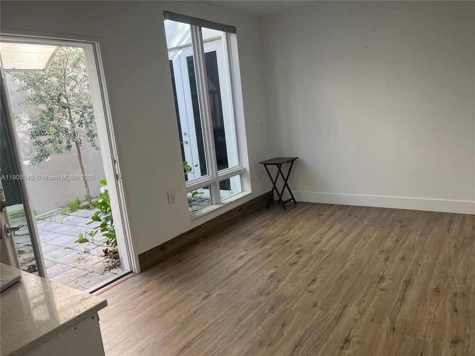 Recently Rented: $1,550 (0 beds, 1 baths, 450 Square Feet)