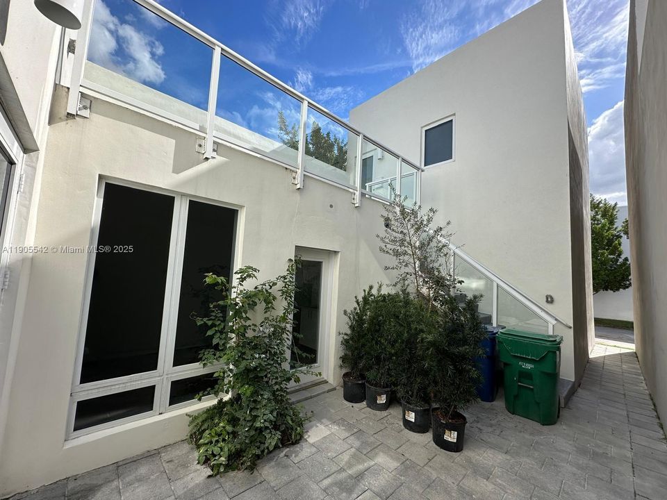 Recently Rented: $1,550 (0 beds, 1 baths, 450 Square Feet)