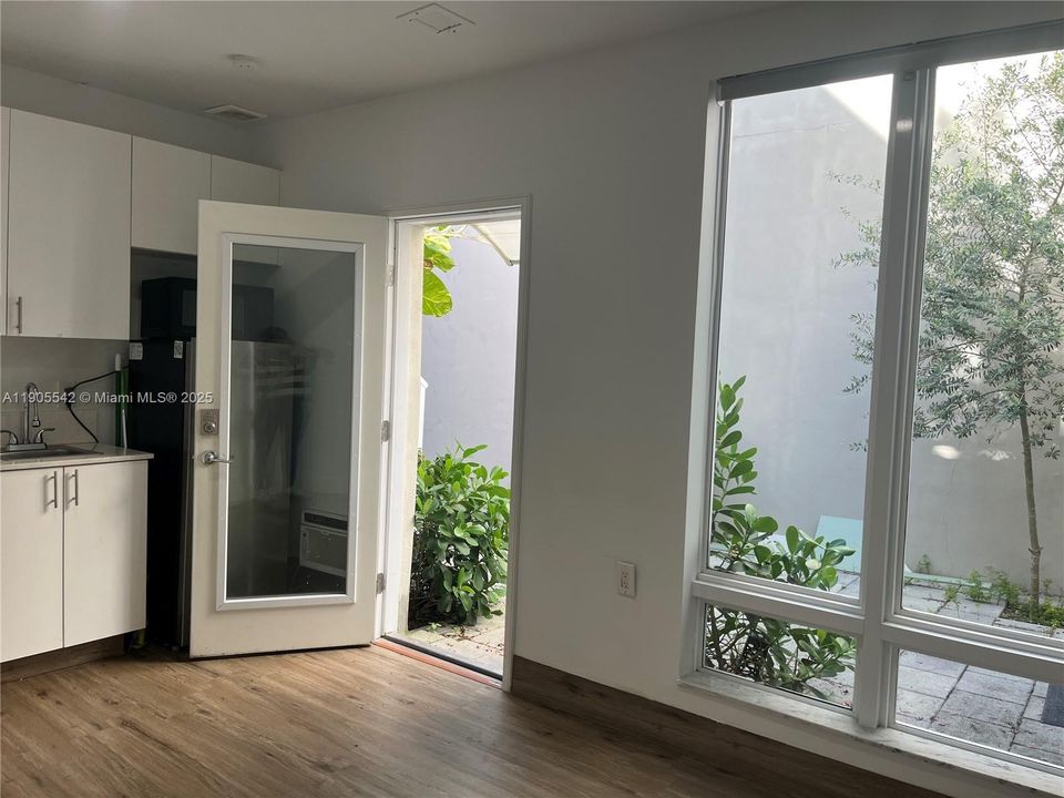 Recently Rented: $1,550 (0 beds, 1 baths, 450 Square Feet)