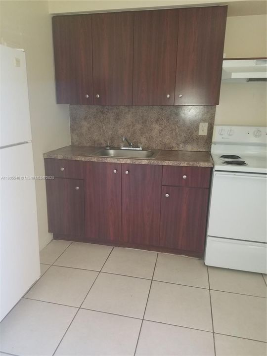 Active With Contract: $1,200 (1 beds, 1 baths, 400 Square Feet)