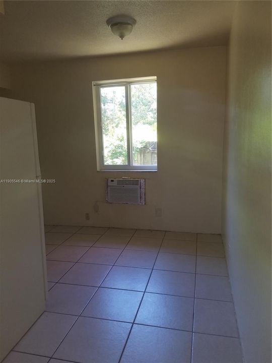 Active With Contract: $1,200 (1 beds, 1 baths, 400 Square Feet)